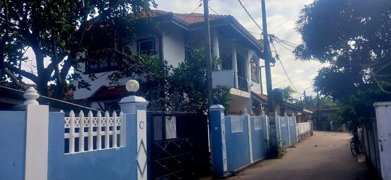 Oviniru Beach Hotel Negombo 0*,