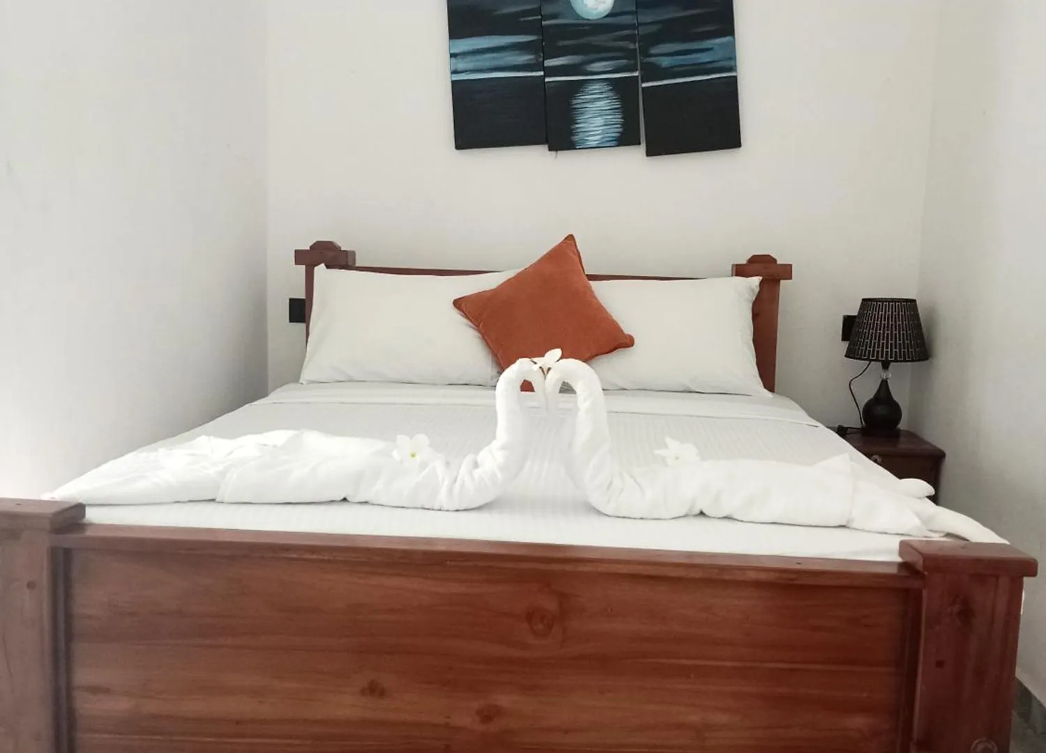 Oviniru Beach Hotel Negombo