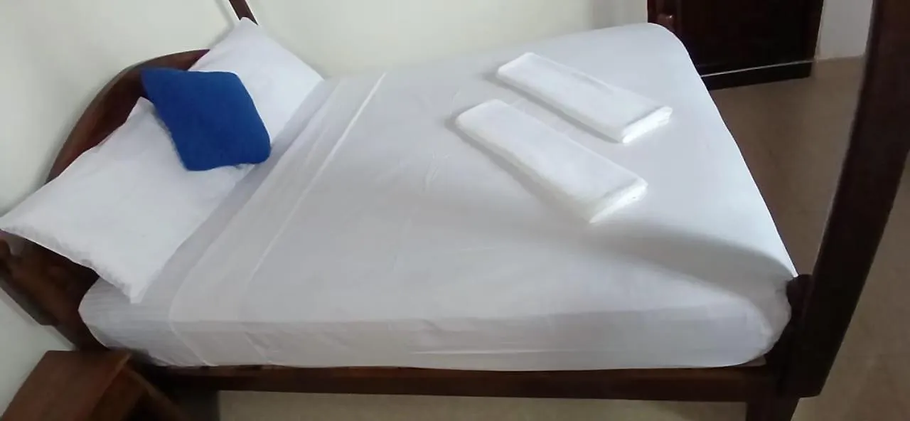 Oviniru Beach Hotel Negombo